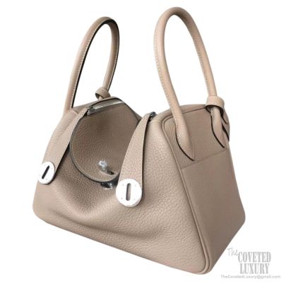 Lovely lindy 🩶🥰 Elegant tones in the cutest bag of all!❣️ Don't miss out  on this Brand New Lindy 26 in Gris Meyer, Evercolor with Gold…